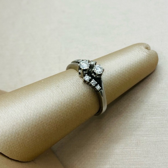 EUC Vintage 18k White Gold .28 ct tw Diamond Ring - Picture 6 of 17